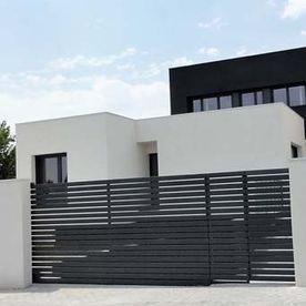 Arquitecto Pedro J. Alonso Robles fachada de vivienda con puerta de seguridad